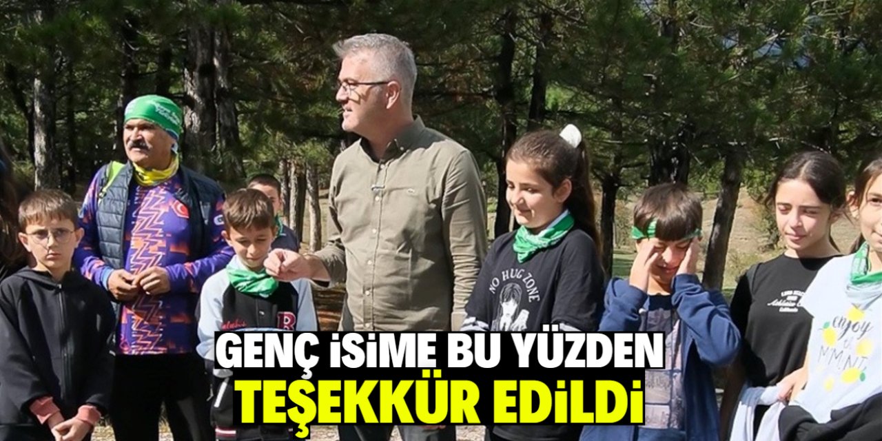 Rüzgardan ipi kopan Türk Bayrağını düzeltmeye çalışan gence teşekkür