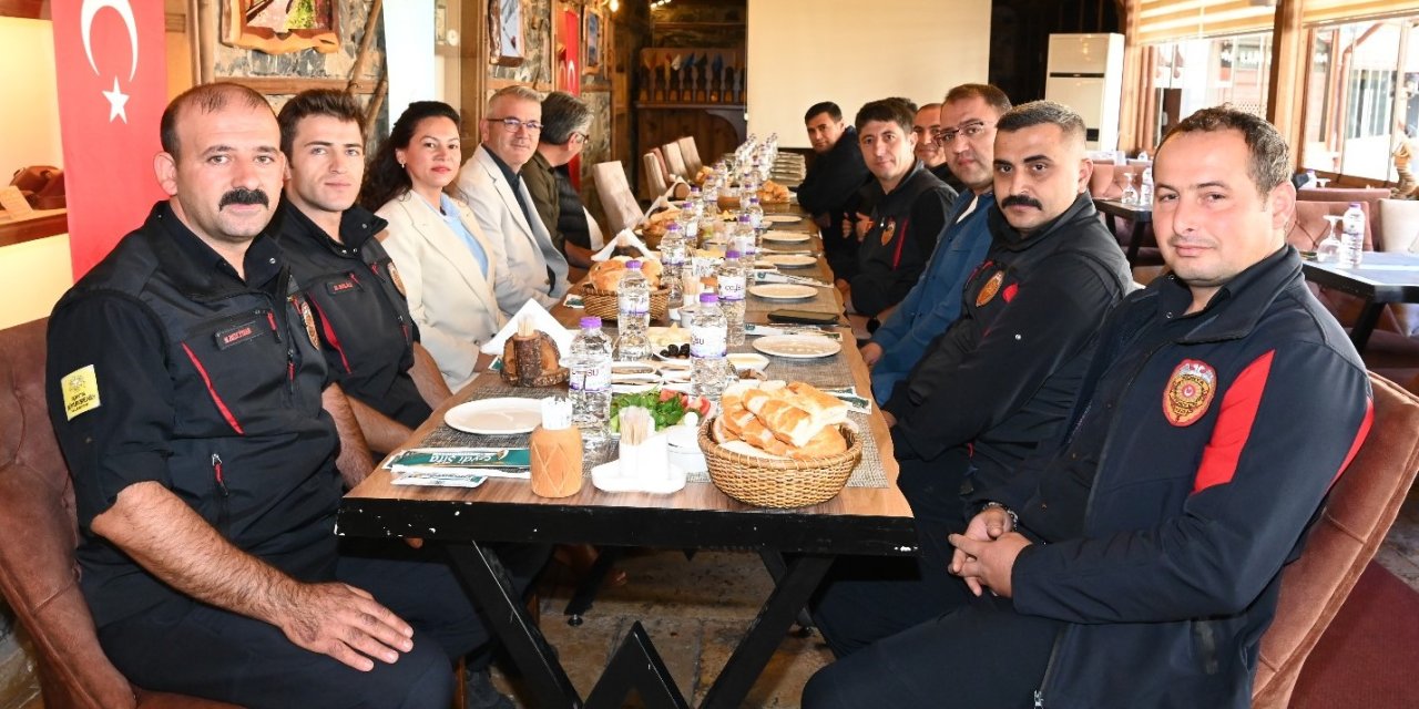 Ustaoğlu itfaiyecilerle bir araya geldi