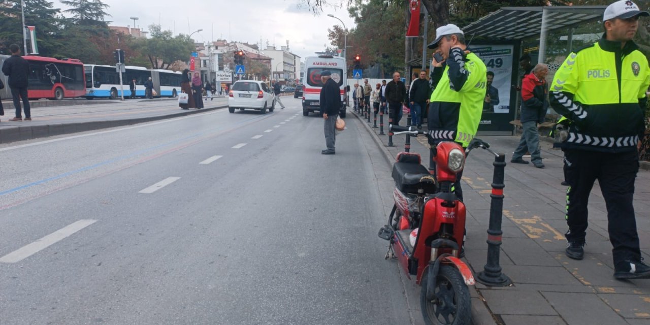 Ehliyetsiz motosikletli   yaşlı kadına çarptı