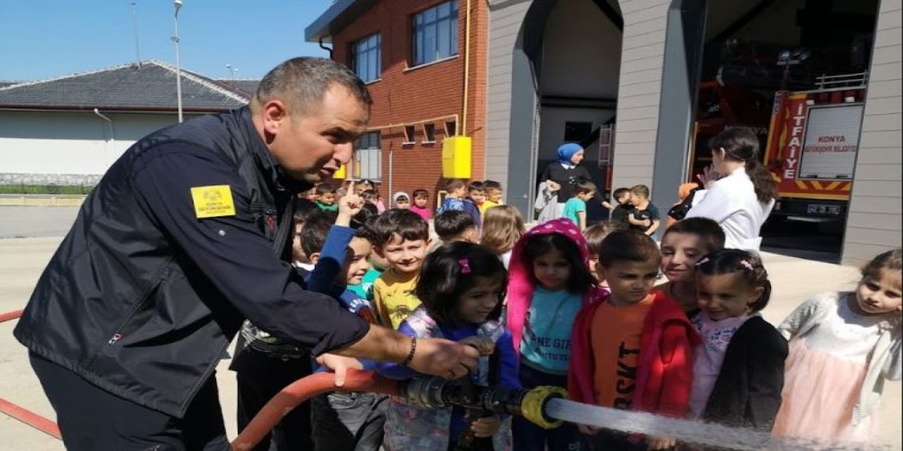 Anaokulu öğrencileri   itfaiyeyi ziyaret etti