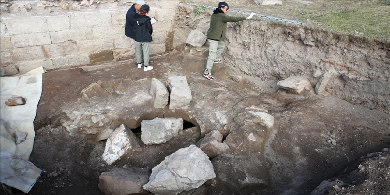 Eski Ahlat Şehri Kalesi'ndeki kazılarda su sarnıcı ortaya çıkarıldı