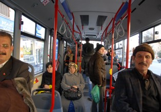 65 yaş üzeri otobüslere ücretsiz binecek