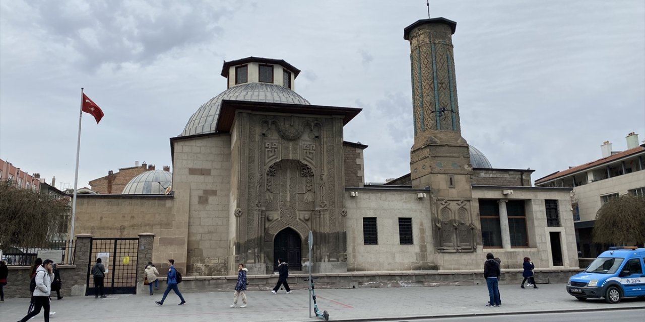 Anadolu Selçuklu Devletinin önemli eserlerinden İnce Minareli Medrese eski ihtişamına kavuşacak