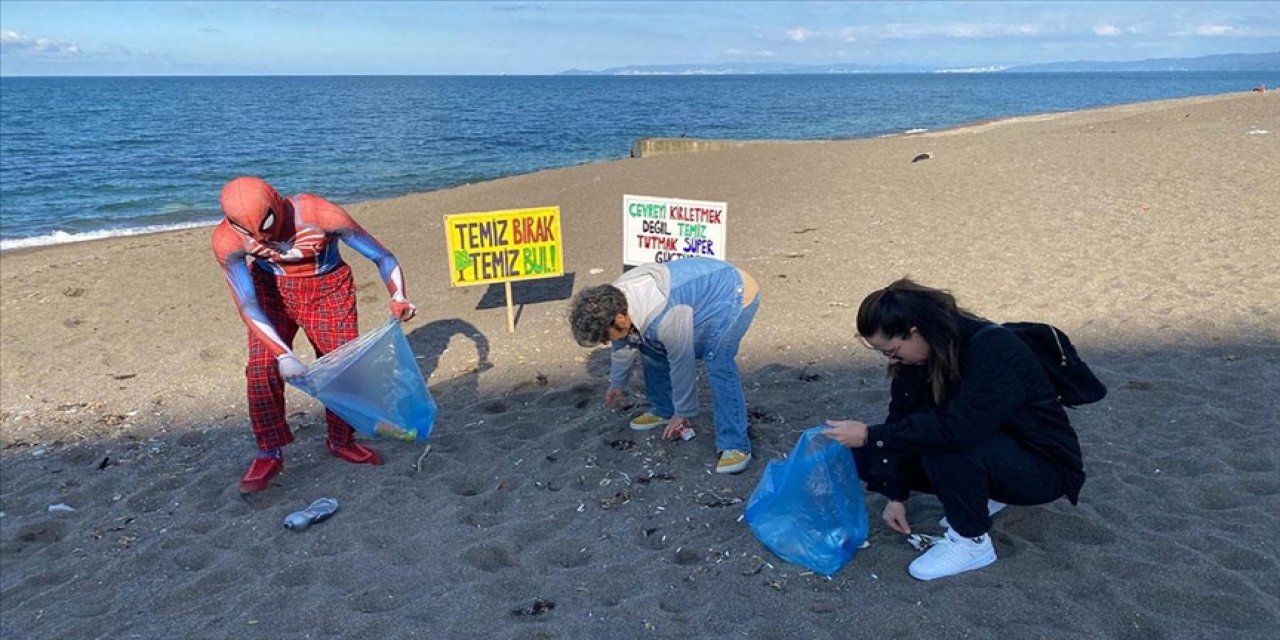 Türkiye'yi gezen "Örümcek Adam" Düzce'de sahil temizliği yaptı