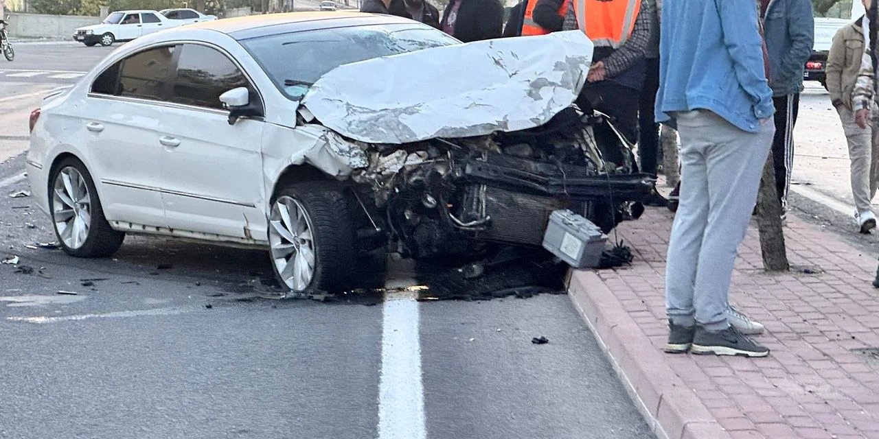 Aksaray'da iki otomobilin çarpıştığı kazada 1 kişi öldü, 2 kişi yaralandı