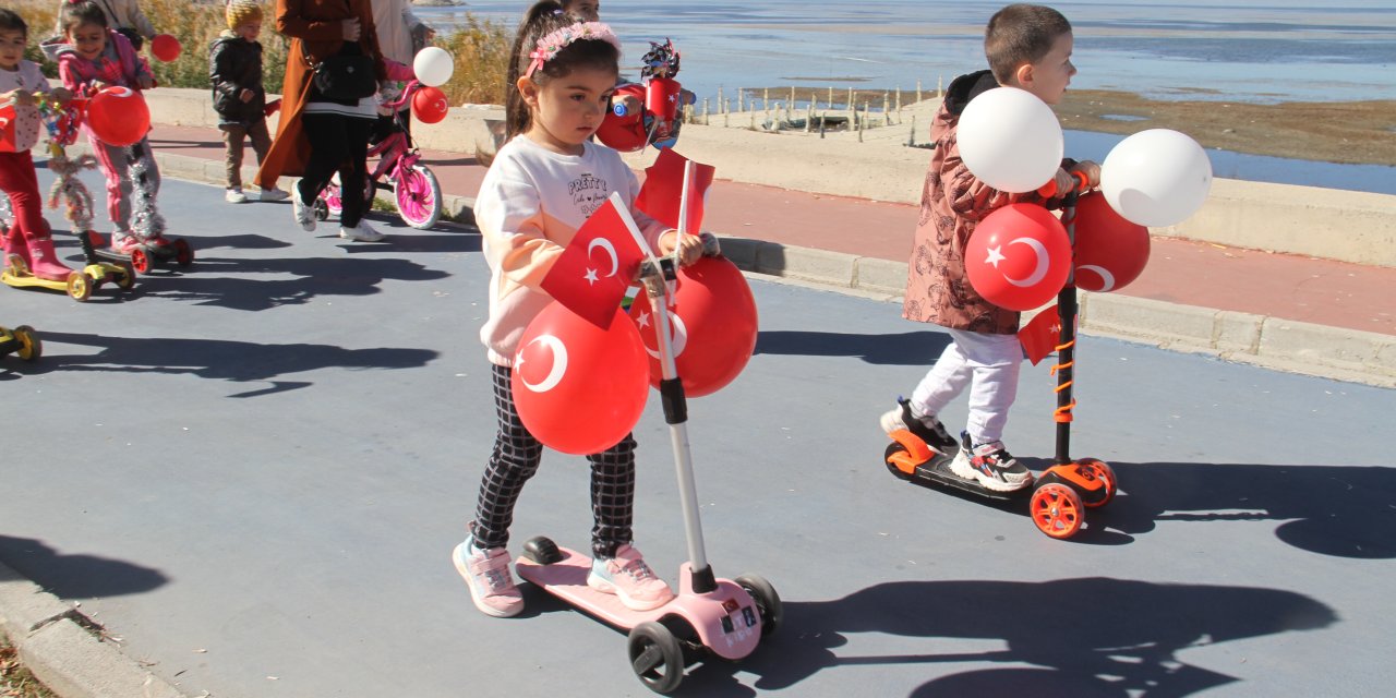 Minikler 101 bisikletle  bayram korteji oluşturdu