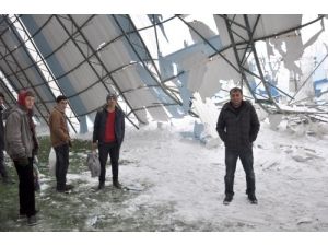 Halı Sahanın Çatısı, Üzerine Yağan Kar Nedeniyle Çöktü