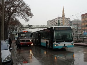 Belediye otobüsleri yolu trafiğe kapattı