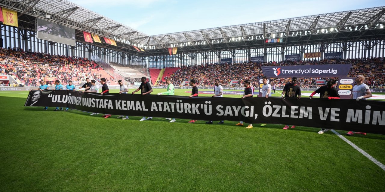 Hakemler ve futbolcular Atatürk’ün ölüm yıldönümü nedeniyle maça pankartla çıktı