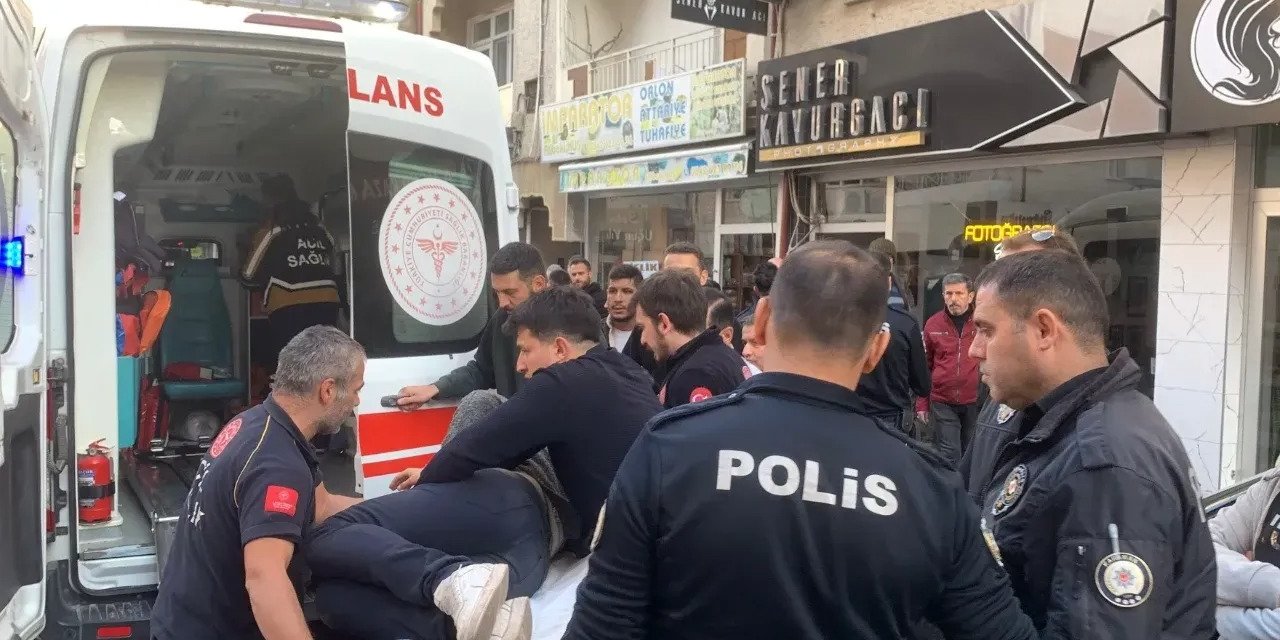 Bıçaklı kavgada 18 yaşındaki   genç hastaneye kaldırıldı