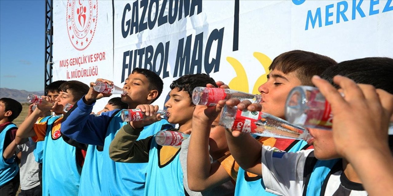 "Gazozuna maç" organizasyonlarıyla çocukları spora yönlendiriyorlar