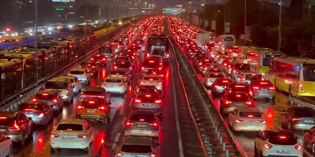 İstanbul'da haftanın son mesai gününde trafik yoğunluğu yaşanıyor