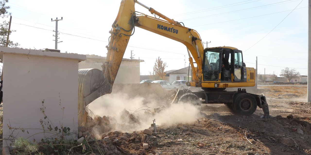 Tehlike oluşturan metruk binalar yıkılıyor