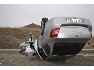 Virajı Alamayan Şoför Kaza Yaptı