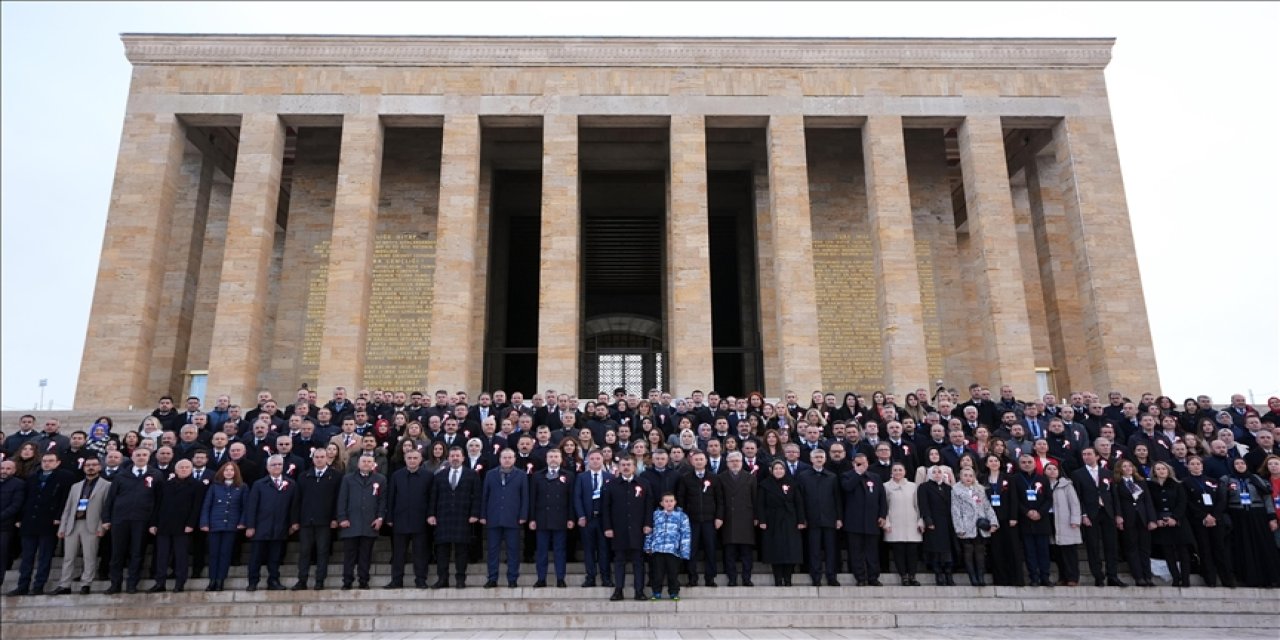 Milli Eğitim Bakanı Tekin, tüm illerden gelen öğretmenlerle Anıtkabir'i ziyaret etti