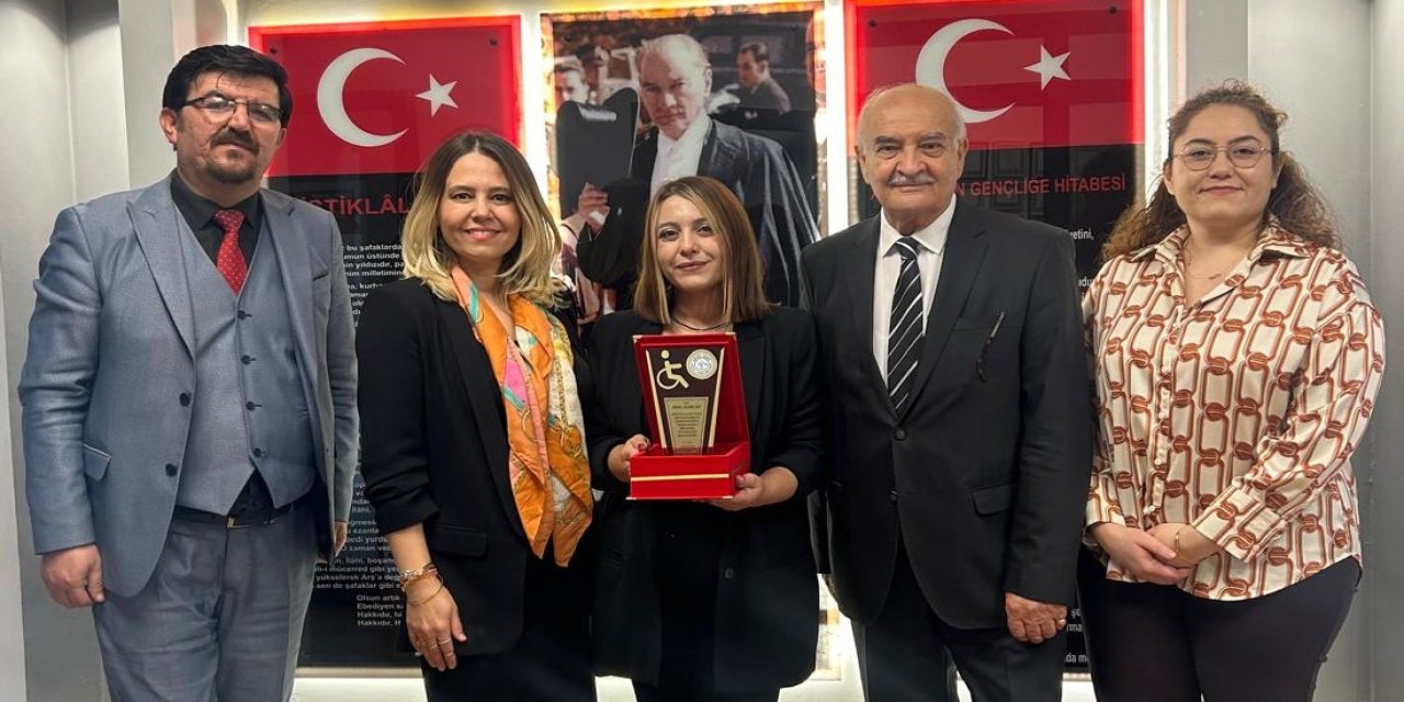 Gönül Gözü Derneği’nden  yılın öğretmenine plaket