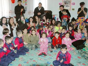 Üniversite öğrencileri prefabrik okul yaptırdı