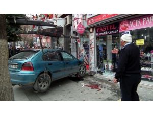 Kontrolden Çıkan Otomobil Kozmetik Mağazasına Girdi : 8 Yaralı(1)