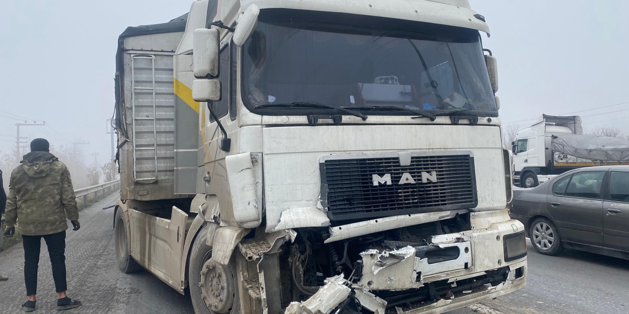 Konya'da freni boşalan tır ışıkta bekleyen başka bir tıra arkadan çarptı