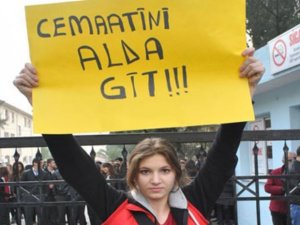 İzmir’de okullara mescit istemeyen veliler eylem yaptı