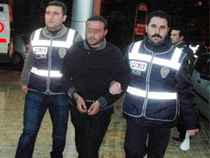 Kitap içerisinde uyuşturucu kuryeliği yapıyorlar