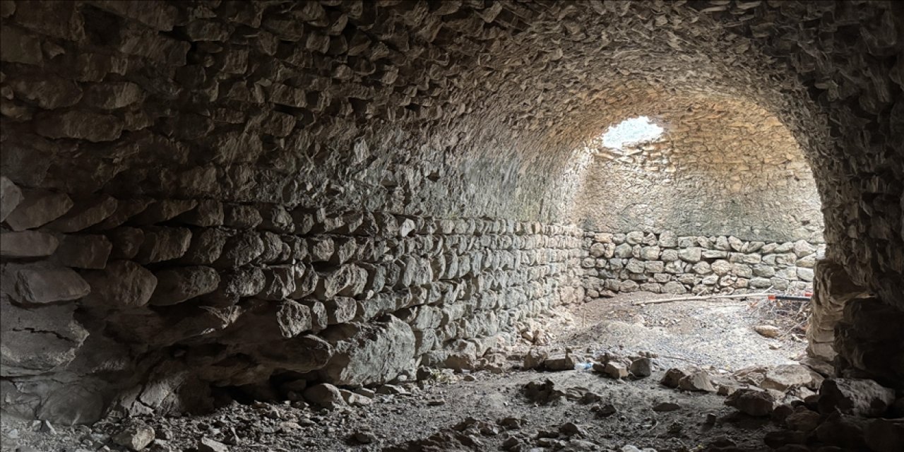 Nemrut Dağı eteklerinde yaklaşık 750 yıllık han ve köprü bulundu