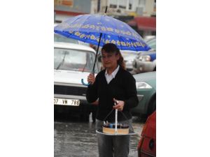 Bayan İşletmeci, 10 Yıldır Esnafa Elleriyle Çay İkram Ediyor