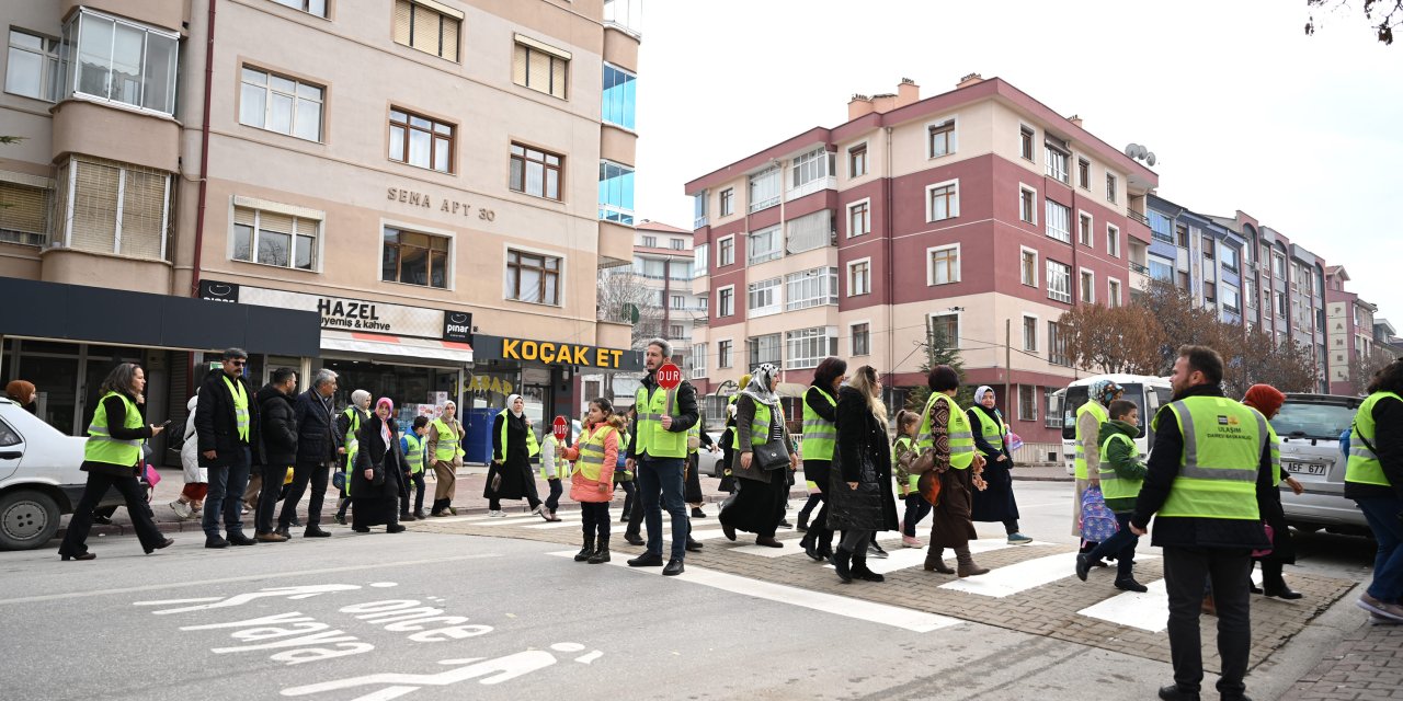 Konya Büyükşehir öğrencilerin okula güvenle gitmesi için “yayabüs” projesini başlattı