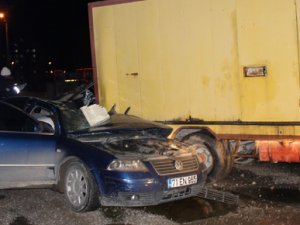 Konya'da otomobil kamyona arkadan çarptı