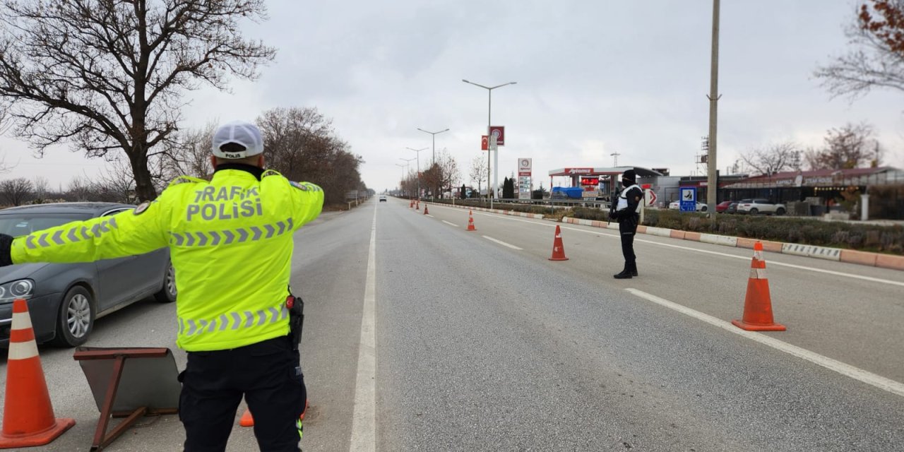 Emniyet güçleri denetimlerde  aranan 9 kişiyi yakaladı