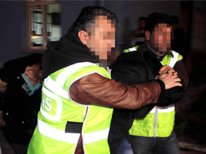 Yastık altındaki 60 bin lirayı çalıp, 2 otomobil almışlar