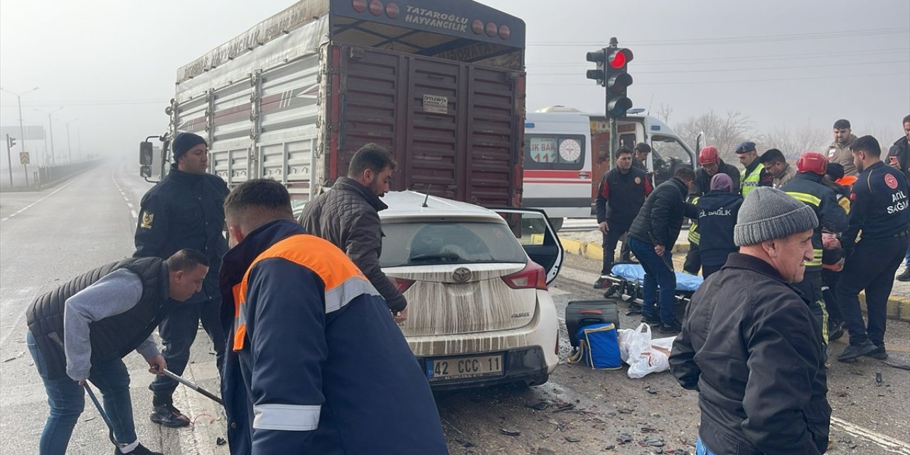 Konya'da kamyonetle çarpışan otomobil sürücüsü yaralandı