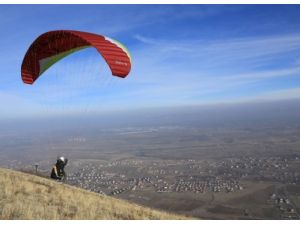 Talas’ta Yamaç Paraşütüyle Yılın İlk Uçuşları Yapıldı