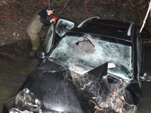 Dereye uçan otomobilde yaralı aradılar
