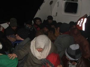Fırtınaya Yakalanan Kaçaklar Canından Oluyordu
