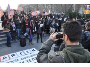 Kadınlar Eylem Yaptı, Erkekler Cep Telefonuna Kaydetti