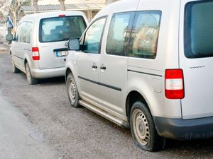 Park halindeki 18 aracın lastiğini şişlediler