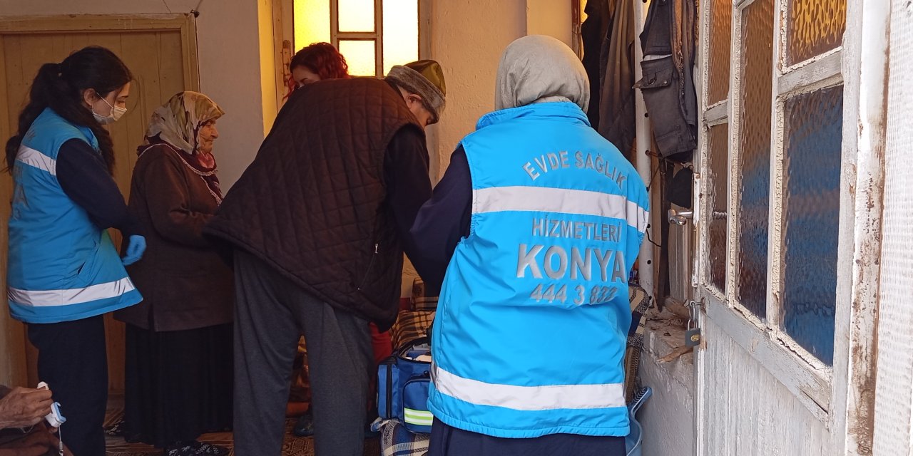 Yaşlı çifte evde sağlık hizmeti