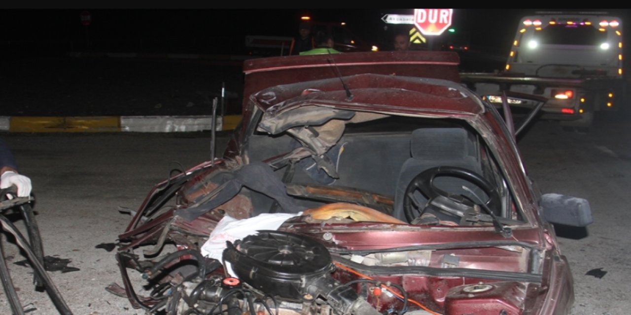 Konya'da turistleri taşıyan minibüs ile otomobilin çarpıştığı kazada 2 kişi öldü