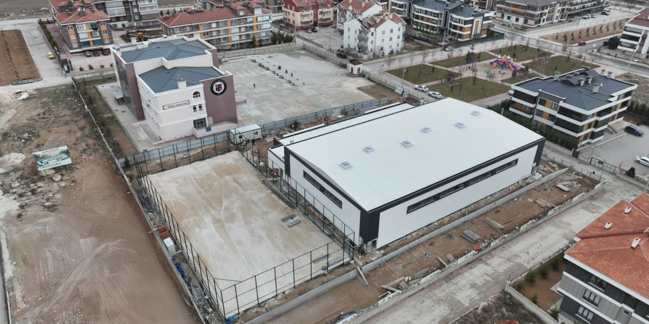 Ahmet Çalık Kapalı Spor Salonu Ve Suni Çim Sahası’nın yapımı sürüyor
