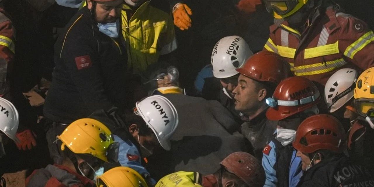 Çöken binanın enkazında kalan kişi böyle kurtarıldı