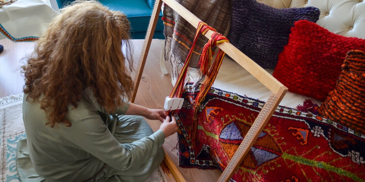 Annesinden gördüğü geleneksel dokuma yöntemi "çarpana"nın ustası oldu