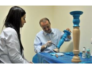 Başkan Akgül, Bayan Kursiyerlerle Ahşap Boyadı