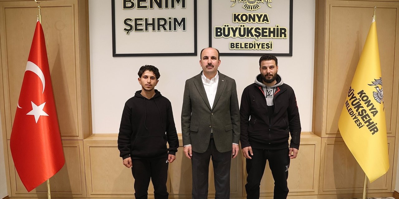 Konya Büyükşehir Belediye Başkanı Altay, çöken apartmanda insanları uyaran gençle buluştu