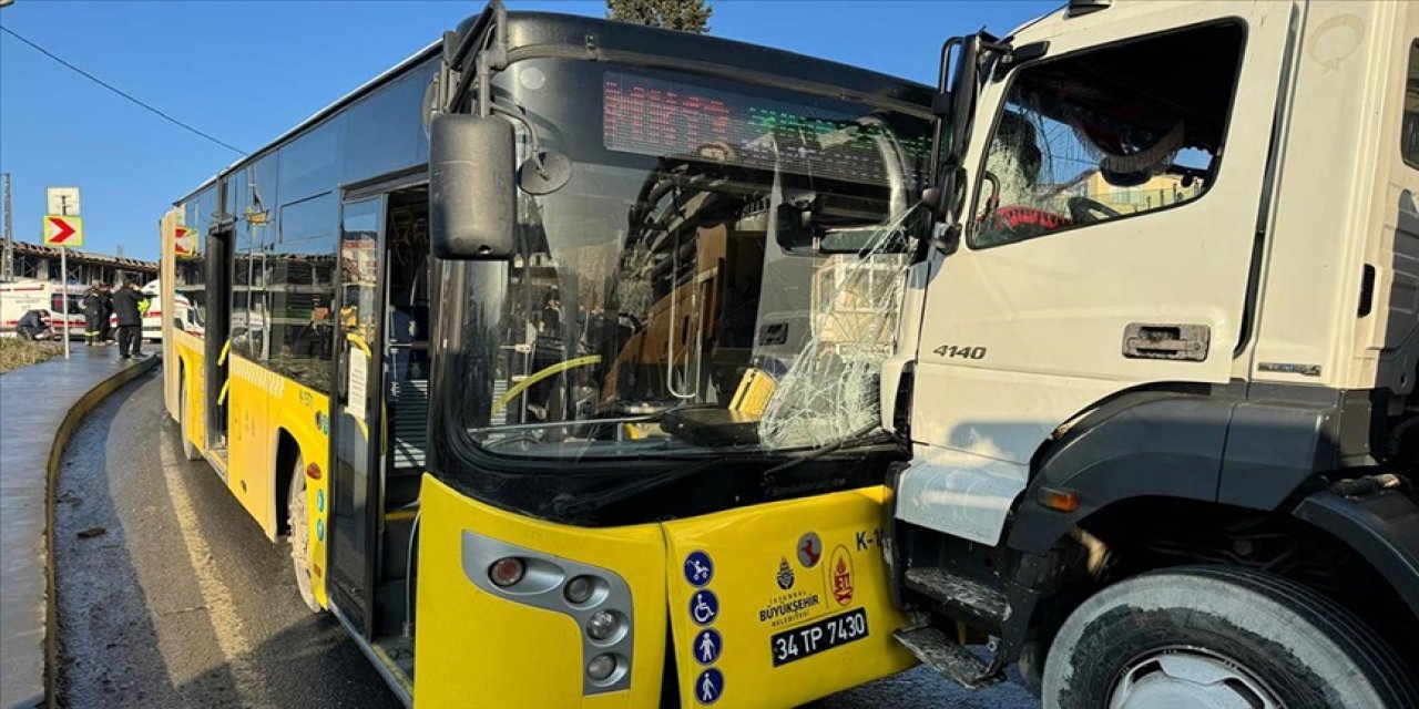 Başakşehir'de aynı caddede İETT otobüslerinin karıştığı 2 ayrı kaza meydana geldi