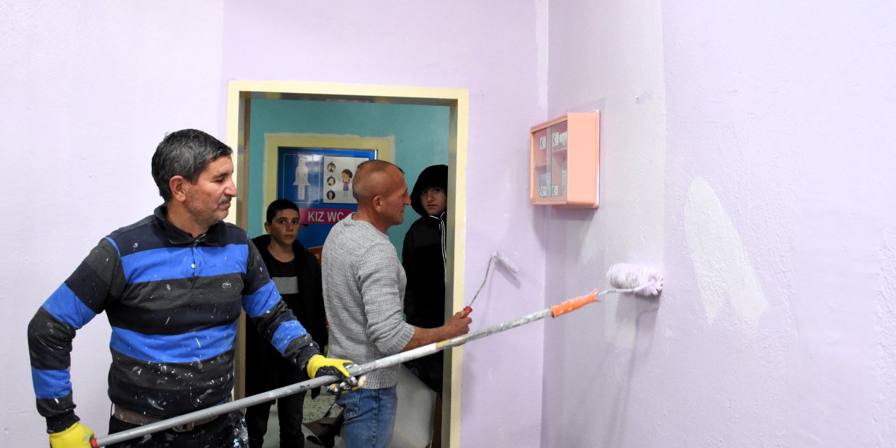 Köylüler okulun onarımını yapıyor