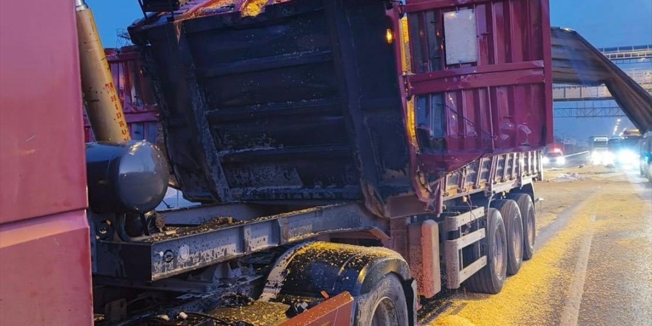 Akşehir'de damperi açık kalan tır, yaya üst geçidine çarptı