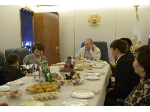 Putin'in Yılbaşında Uçağına Aldığı Aile İle Çektirdiği Fotoğrafları Yayımlandı
