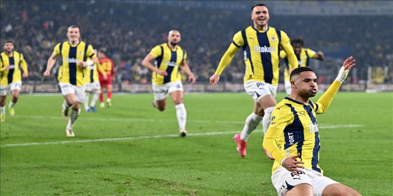 Fenerbahçe "geri dönüşlerle" umutlarını diri tuttu