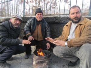 Durakları Olmayan Taksiciler Eksi 20 Derecede Ateş Yakarak Isınıyor